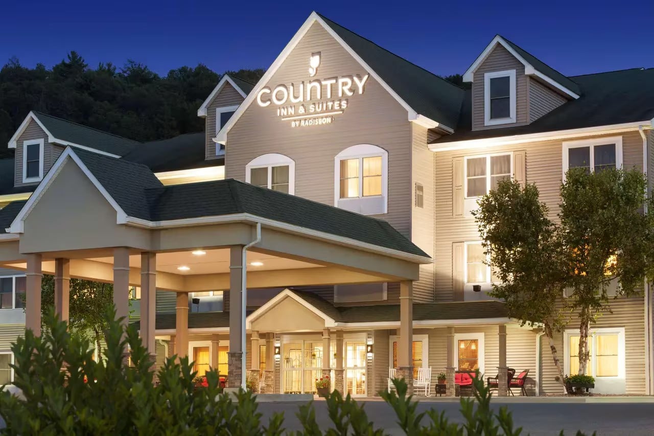 Country Inn and Suites Lehighton hotel exterior and covered entrance at dusk